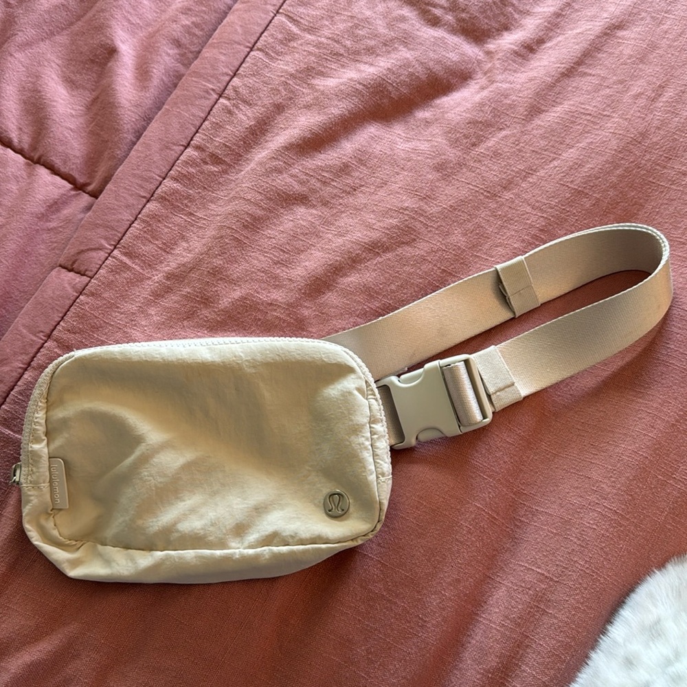 Lululemon- Belt Bag